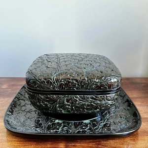 BOÎTE SCULPTÉE LAQUÉE AVEC PLATEAU