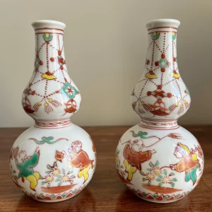 PAIRE DE PETITS VASES